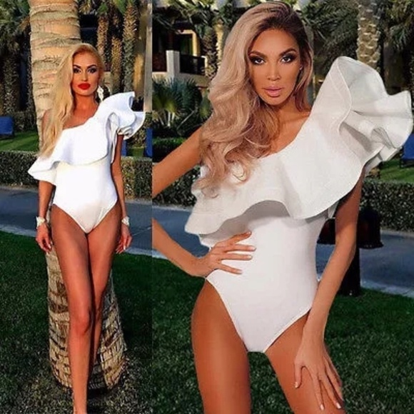 Other - 🎉 JUST IN! 🎉Sexy white off shoulder bodysuit